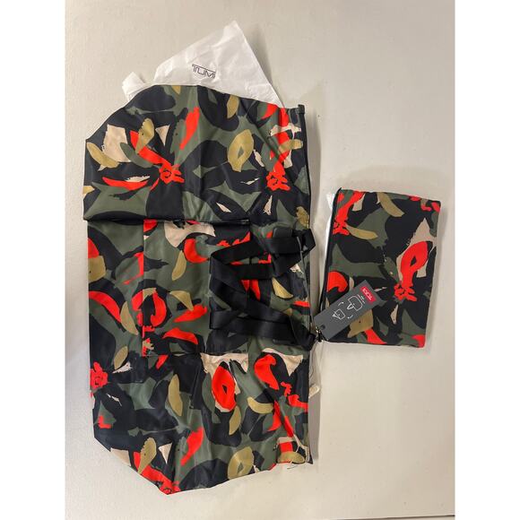 NWT Tumi Just In Case Travel Tote Bag with Pouch red green black floral print - Picture 7 of 8